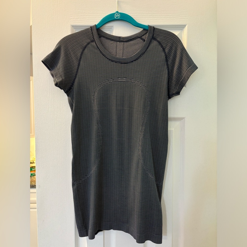 Lululemon swiftly t-shirt size 6 or 8